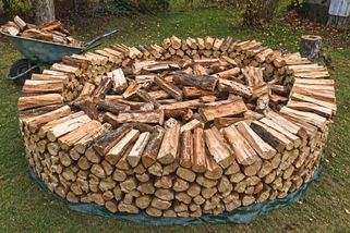 Metoda „Holzmiete“ je efektivnější než dřevník. Zkušení mistři prozradili, jak dřevo poskládat správně